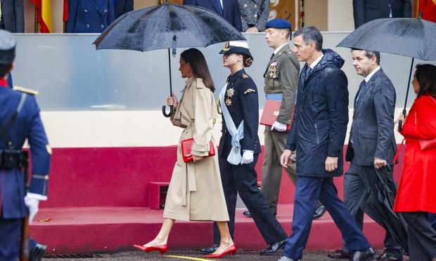La reina Letizia, Pedro Sánchez y la princesa de Asturias accediendo a la Tribuna Real. (GTRES)