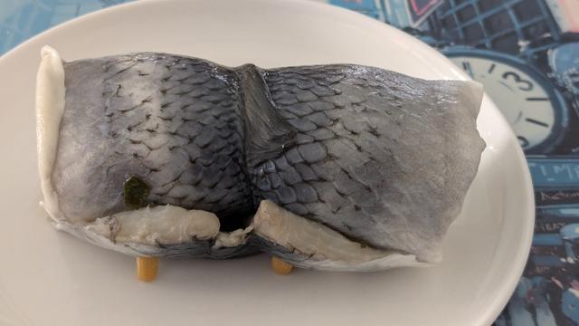 Ein Rollmops auf einer Untertasse.