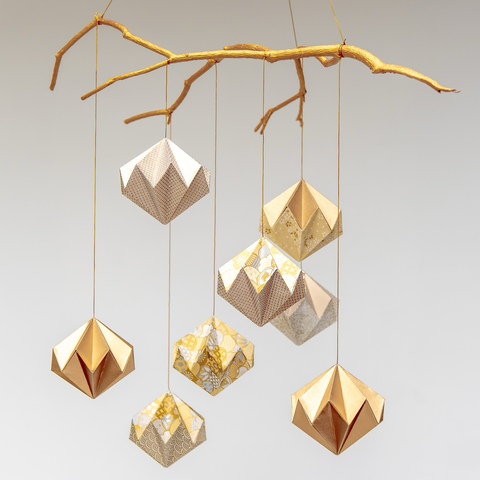 Suspension décorative avec une branche de bois dorée à la peinture