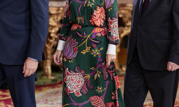 La portavoz del Gobierno puso la nota de color con un vestido camisero de colorido estampado. (GTRES)