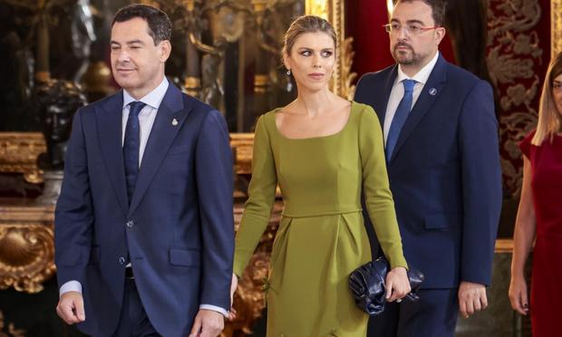 La mujer del presidente de la Junta de Andalucía ha elegido un diseño del sevillano Antonio García, habitual en el armario de Eva González, para asistir al besamanos. (GTRES)