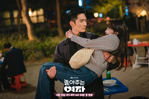 A scene from the 2024 South Korean drama where UhmTaeGoo is carrying Han Sun Hwa away in his arms.