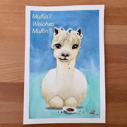 Aquarellzeichnung in Hochformat: ein weißes Alpaka sitzt mit zusammen gefalteten Beinen am Boden. Vor dem Alpaka liegt eine Muffinverpackung aus Papier mit krümleligen Resten eines Schoko Muffins. Der einen dicken Backe und den herunter fallenden Krümel nach hat das Alpaka den Muffin gemampft. 
Der Hintergrund des Bildes ist im Farbverlauf gestaltet von oben blau zu unten Türkisgrün. Daneben steht: Muffin? Welches Muffin?