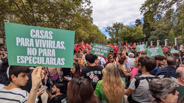 Manifestación por la vivienda. Carteles reivindicativos como “casas para vivirlas, no para especularlas”