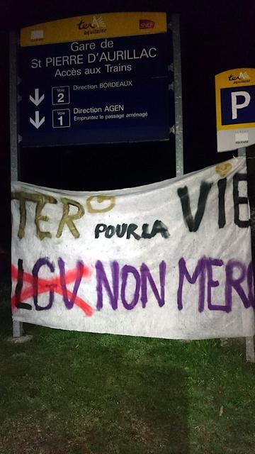 Banderole accrochée sur une signalétique SNCF : « TER ♥️ pour la vie, LGV non merci »