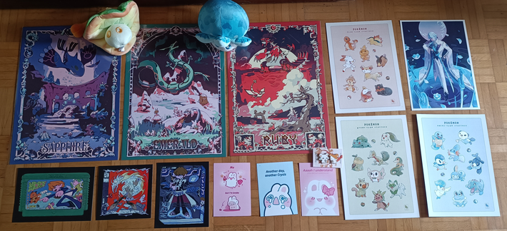 Foto von Prints, Pins und Plüschtieren von der Polaris.