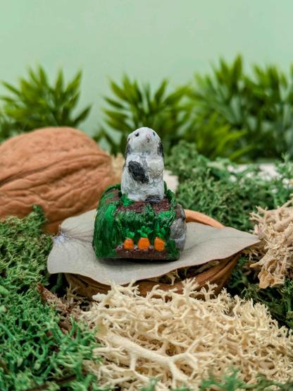 Une touche de clavier avec un lapin noir et blanc dessus. Le bas de la touche montre des petites carottes
