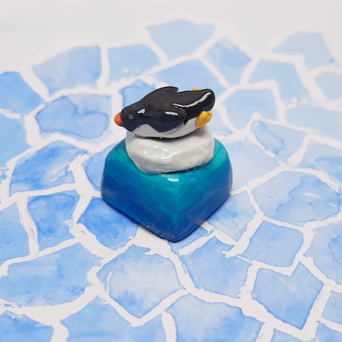 Une touche de clavier mécanique avec un pingouin qui glisse sur le dessus