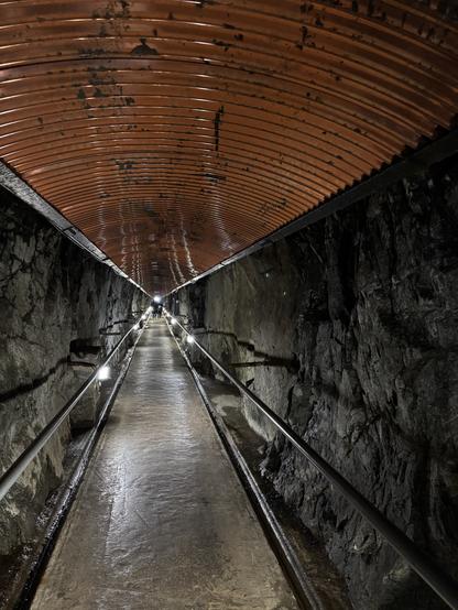 The tunnel to the elevator that leads to the summit of Whiteface mountain. We can see far in the distance the entrance to the tunnel (about 150m away).
- - -
Le tunnel jusqu’à l’ascenseur qui mène au sommet du mont Whiteface. On peut voir l’entrée du tunnel au loin (à environ 150m).