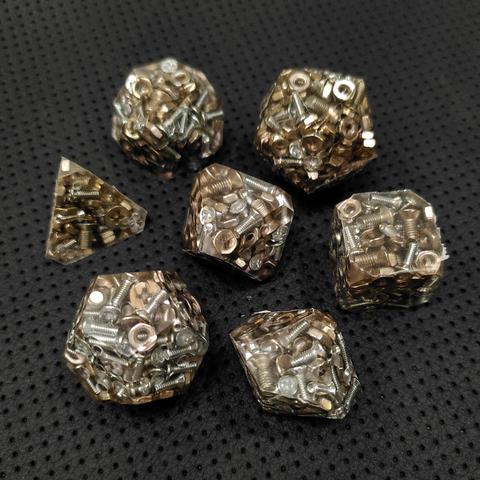 Würfelset mit Schrauben als Inclusions