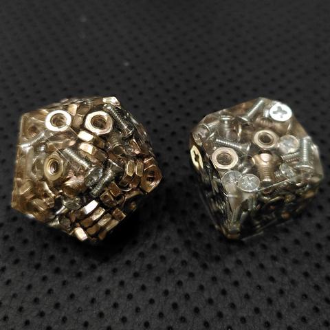 D20 und D6 mit Schrauben als Inclusions