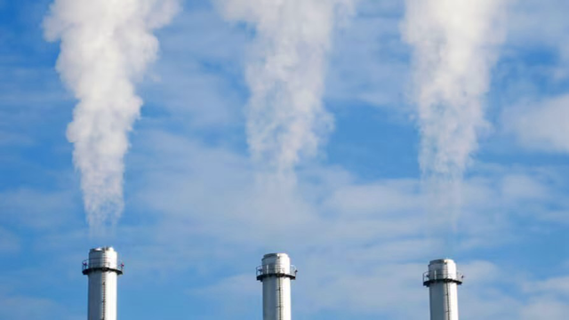 Potsdams Stadtspitze stößt mit ihren Plänen zur Streckung des Zeitplans für die Umstellung auf fossilfreie Wärme- und Energieversorgung auf Kritik. Unterzeichner eines offenen Briefes warnen vor Risiken für die Wärmeversorgung und „signifikant steigenden Nebenkosten für Mieter“.
