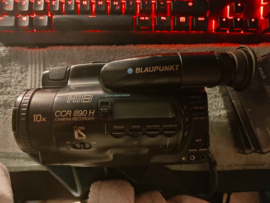 Picture of a Blaupunkt CCR 890 H camcorder from the side.