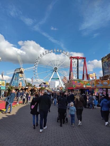 Menschen auf dem Kramermarkt mit Blick auf das Riesenrad