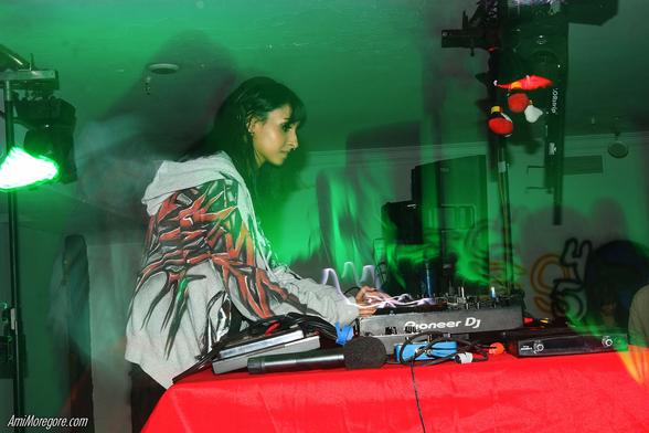 Infanta playing music on stage with shutter delay effects