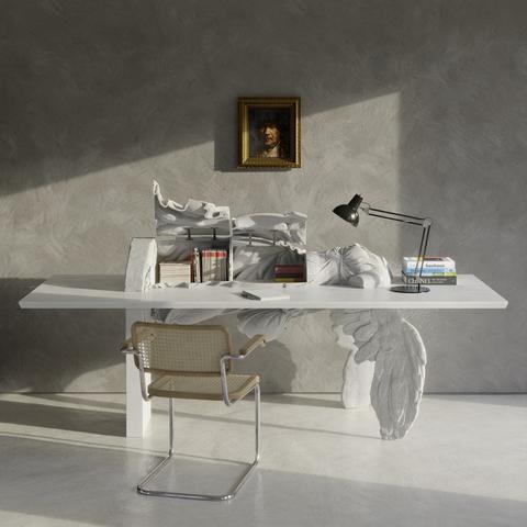 des-meubles-avec-des-statues-antiques-sebastian-errazuriz-bureau-1