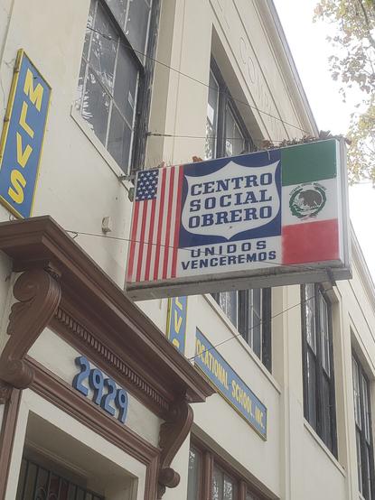 Foto de un rótulo de edificio que dice, "Centro social obrero" y "unidos venceremos". ¿Quizás es de los 1960?