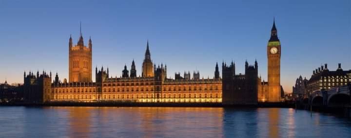 In foto il Parlamento Inglese