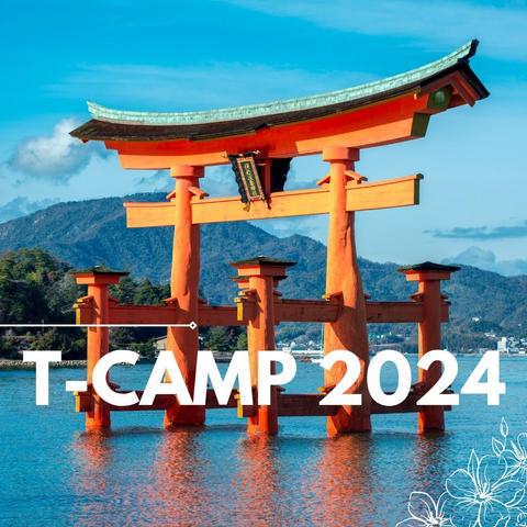 Ein Torii steht im Wasser, dahinter sind Wald und Berge zu erkennen. Über dem Bild steht der Schriftzug "T-CAMP 2024".