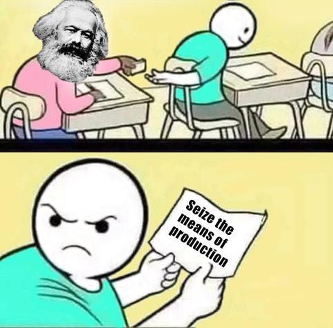 Marx im Klassenzimmer gibt einen Spickzettel nach vorne. Der Schüler vor ihm, Teil der bürgerlichen Gesellschaft, faltet ihn auseinander, liest: Seize the means of production — und ärgert sich.