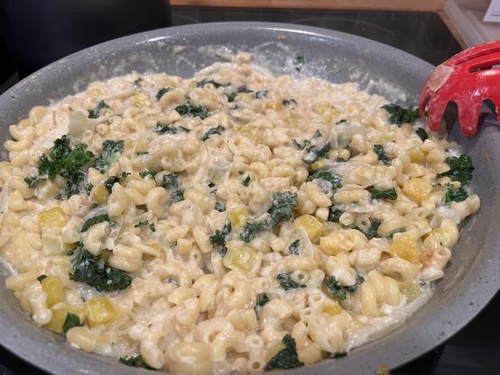 La pasta y las verduras combinadas con la salsa de queso