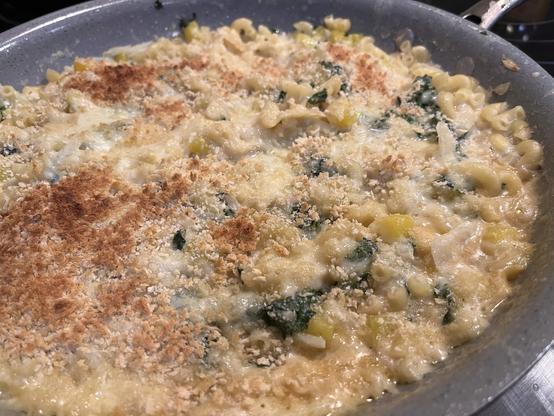 La sartén despues de gratinar el queso y tostar el pan molido en el horno