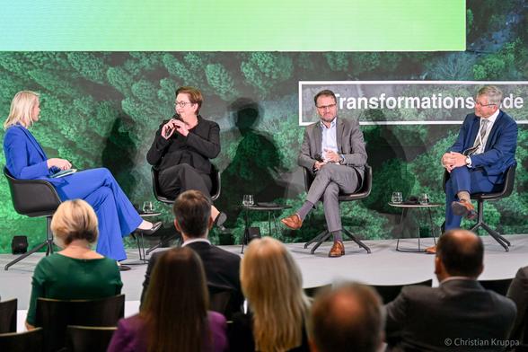 Bundesbauministerin Klara Geywitz im Podiumsgespräch beim Klimakongress 2024 in Berlin.