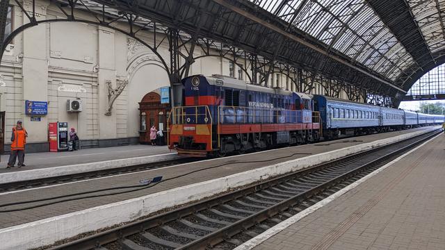 A UZ ChME 3 locomotive with a passenger train entering Lvov station.