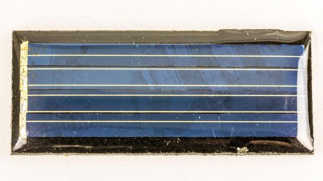 Solarzelle, die bläulich schimmert