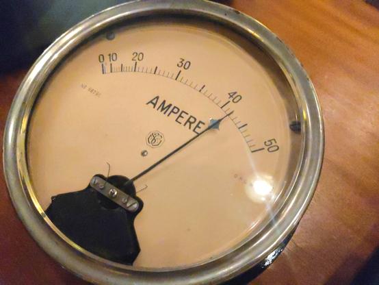 Amperemeter, das die Antwort auf alles zeig