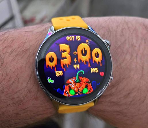 OnePlus Watch 2 - Halloween Spooky Pumpkin display.