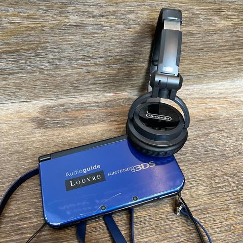 Custom 3DS XL device used for audio guides at the Louvre museum. It comes with a branded Nintendo headphone.