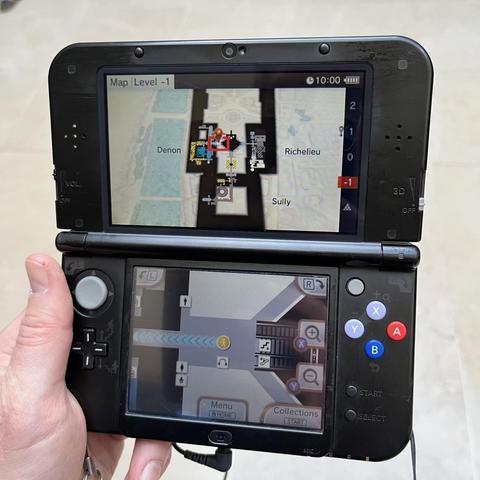 Opened 3DS XL with the Louvre app running on it