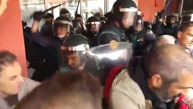 Càrregues policials a l'escola Castell de Dosrius l'1 d'octubre del 2017