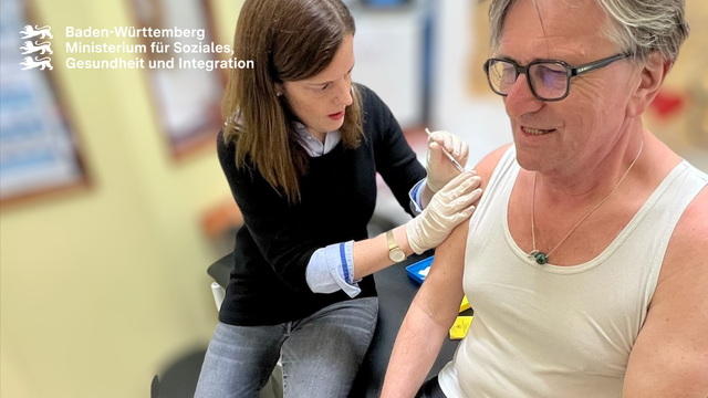 Minister Manne Lucha wird von einer Ärztin geimpft.