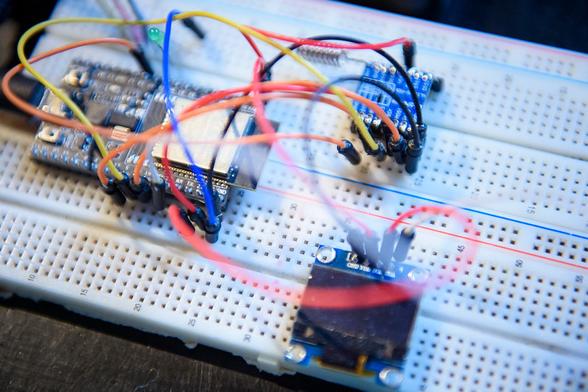 ein Foto eines ESP-Controllers mit angesteckten Kabeln und Display