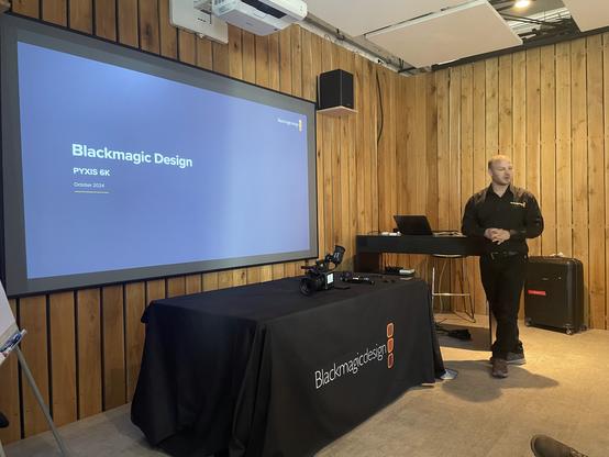 Snímek ze včerejší (16.10.2024) ukázky Blackmagic Design PYXIS 6K v Pražské prodejně Megapixelu v Holešovicích.

Kameru prezentoval Technical Sales Specialist BMD pro evropu Mihály Illésy.

1/3