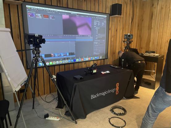 Snímek ze včerejší (16.10.2024) ukázky Blackmagic Design PYXIS 6K v Pražské prodejně Megapixelu v Holešovicích.

Kameru prezentoval Technical Sales Specialist BMD pro evropu Mihály Illésy.

2/3