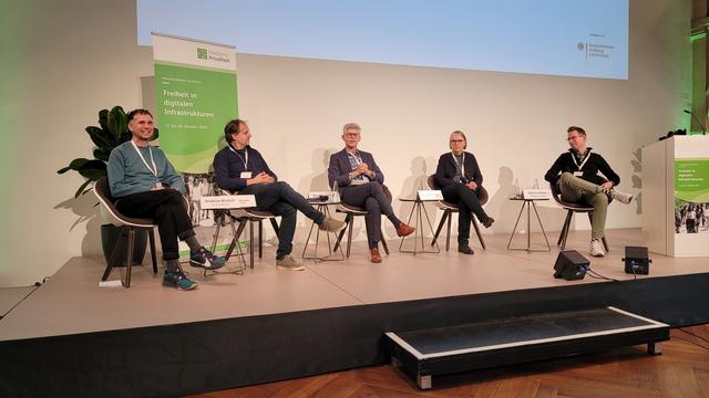 Das gesamte Panel auf der Bühne.