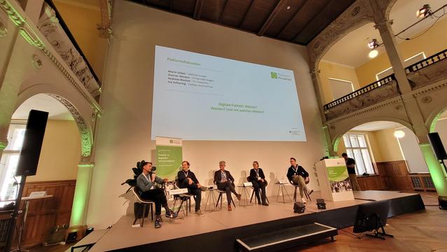 Panorama-Aufnahme mit den Namen der Panelteilnehmer:innen.