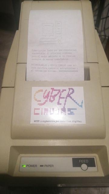 Tiqueadora imprimiendo consignas cybercirujas