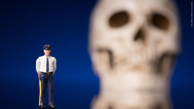 Symbolbild: Ein Polizist und ein verschommener Schädelknochen (Foto: IMAGO, IMAGO / Dreamstime)