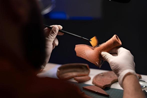 un homme manipulé un artefact