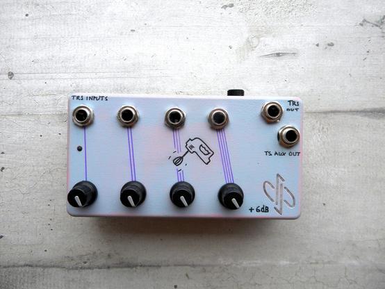 4 input stereo mixer with AUX mono-sum output