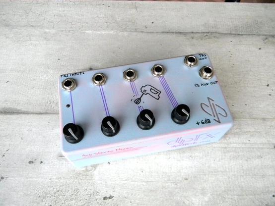 4 input stereo mixer with AUX mono-sum output