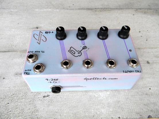 4 input stereo mixer with AUX mono-sum output