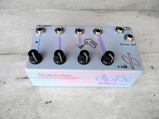 4 input stereo mixer with AUX mono-sum output