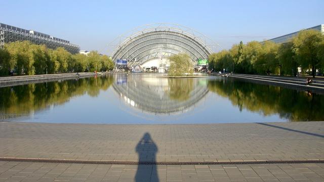 Blick auf den "Messesee" und das Hauptportal der Leipziger Messe.
