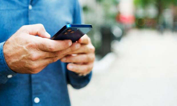 Un hombre con el teléfono móvil. (Getty Images)