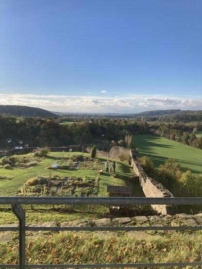 Blick in die landschaftliche Weite. Im Vordergrund das Geländer der Aussichtsplattform auf der Burg Blankenberg.